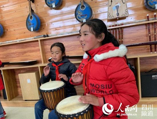 民族樂器興趣小組的學(xué)生們正在練習(xí)音樂。（高婉汀 攝）
