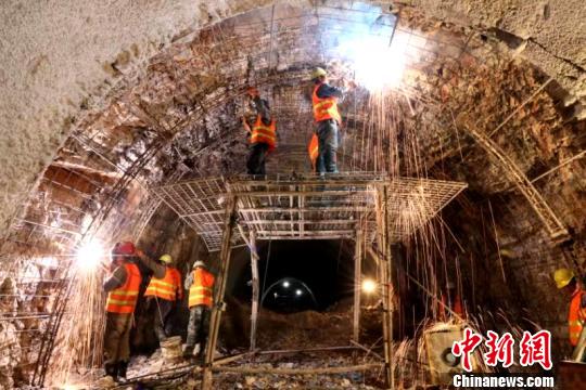 圖為施工人員正在進行隧道支護焊接作業(yè)。　陳暢 攝
