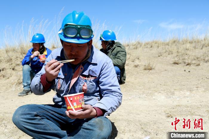青海藏鄉脫貧致富見聞：“電通了，日子也富裕了”