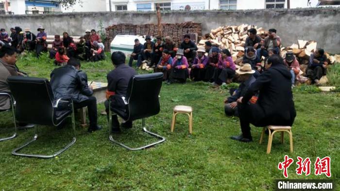 村民接受防火常識教育。若爾蓋縣林業(yè)和草原局供圖