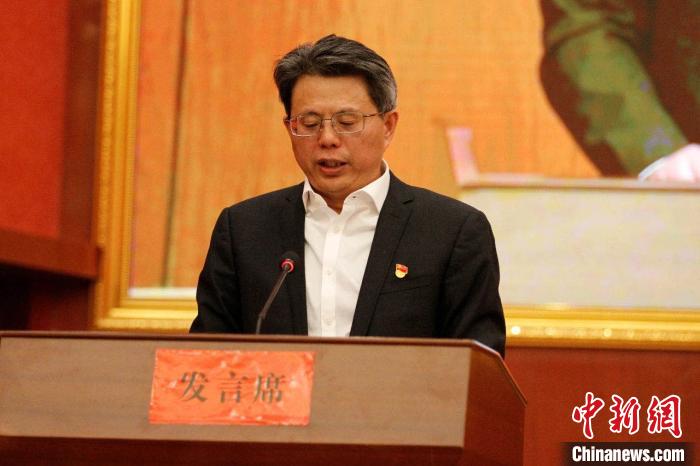 圖為果洛州委常委、副州長(zhǎng)、上海市援青聯(lián)絡(luò)組組長(zhǎng)馮志勇總結(jié)對(duì)口支援十年工作。　果洛州委宣傳部供圖 攝