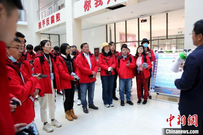 圖為中外媒體采訪三江源國家公園瀾滄江源園區生態保護成效?！執砀?攝