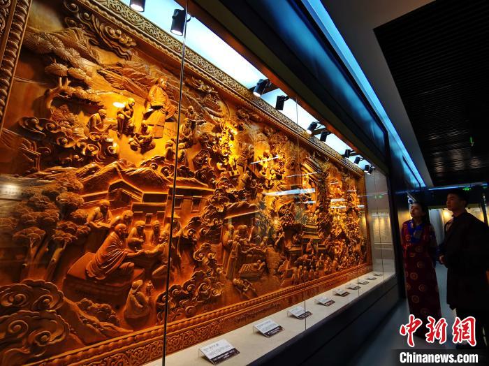 圖為青海大學民族醫學博物館陳展的歷代知名藏醫浮雕。　張添福 攝