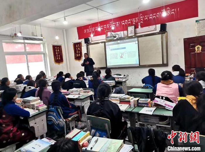 學(xué)生在免費(fèi)輔導(dǎo)班上課。　尼瑪初 攝