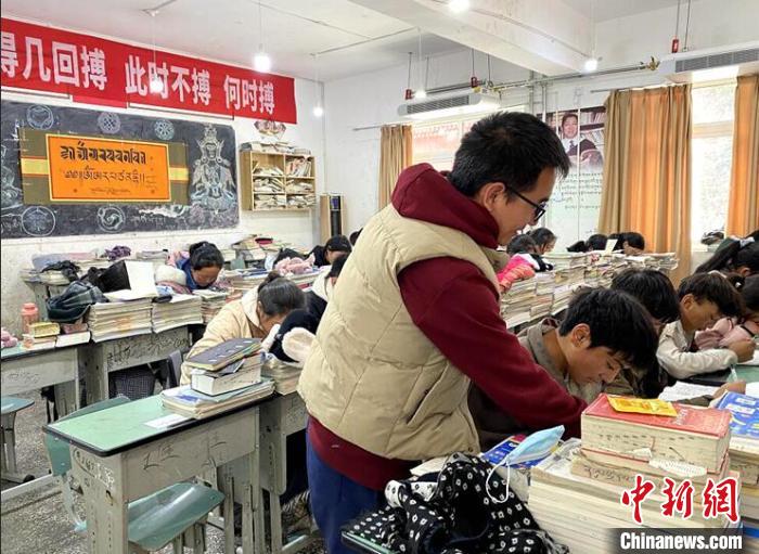 學(xué)生在免費(fèi)輔導(dǎo)班上課?！∧岈敵?攝