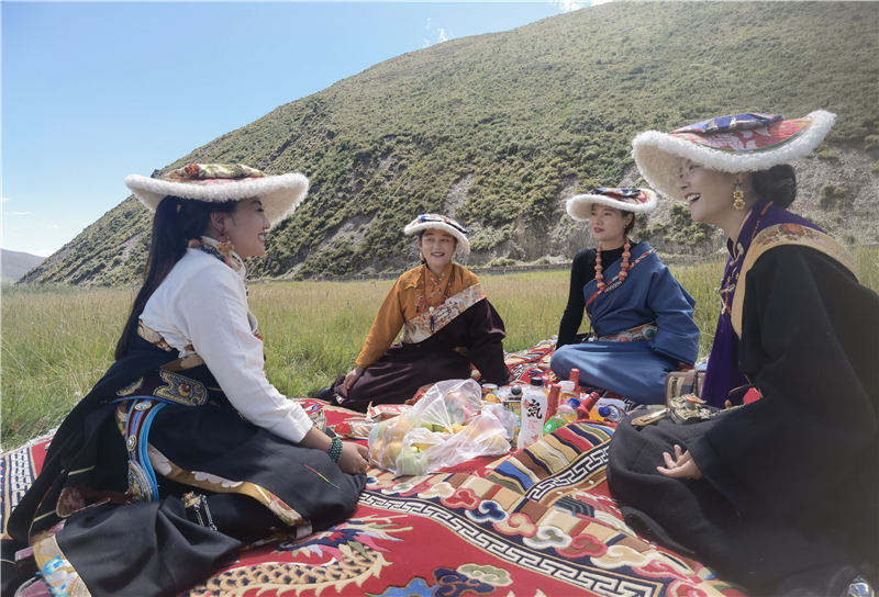 拉姆和她的朋友們在砂場修復點耍壩子。甘孜州石渠生態環境局供圖
