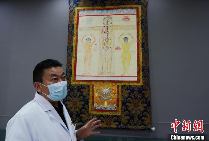圖為興海縣藏醫院院長介紹藏醫四部醫典詳實圖。　馬銘言 攝