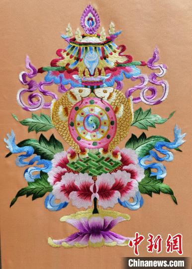 圖為藏繡作品?！∑钤鲚?攝
