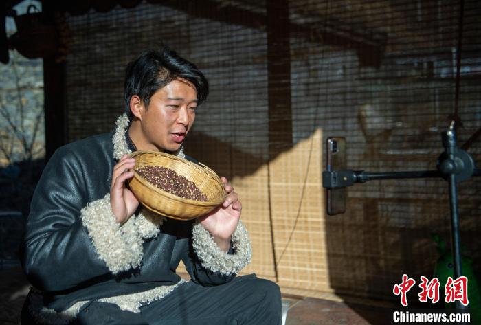 洛桑在鏡頭前介紹家鄉(xiāng)特產(chǎn)。　劉忠俊 攝