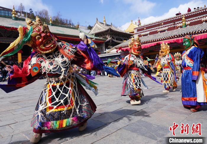圖為塔爾寺僧侶進行“跳欠”儀式。　馬銘言 攝