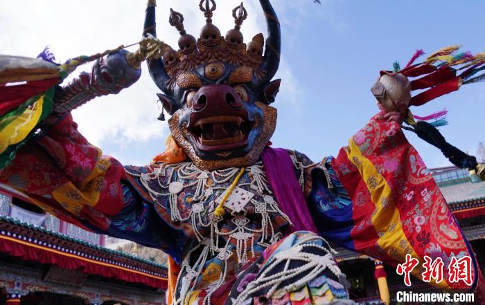 圖為塔爾寺僧侶進行“跳欠”儀式。　馬銘言 攝