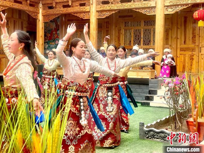 圖為藏族女性載歌載舞。　李玉峰 攝