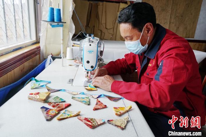 圖為工人正在制作藏式手工藝品?！●R銘言 攝