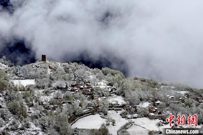 雪后的藏寨和碉樓構成美麗的雪景。　降初澤郎 攝
