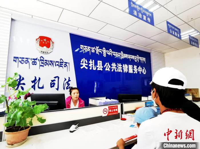 （人民幸福生活）探訪(fǎng)青海尖扎法律援助中心：應(yīng)援盡援，給弱勢(shì)群體筑法律后盾