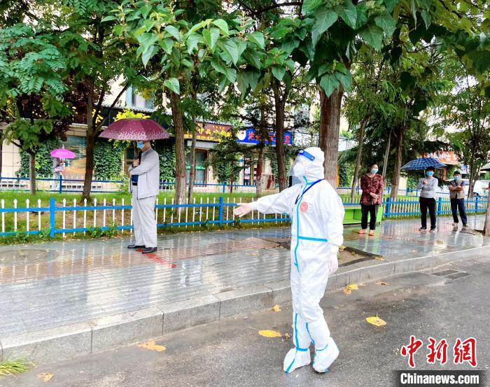 高原小城青海尖扎抗疫見聞：柔肩亦可擔重任，夫妻檔聞令而動