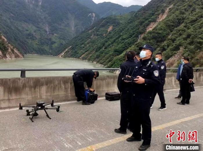 民警組成的搜尋隊利用無人機在震區開展空中巡查?！「首沃莨簿止﹫D