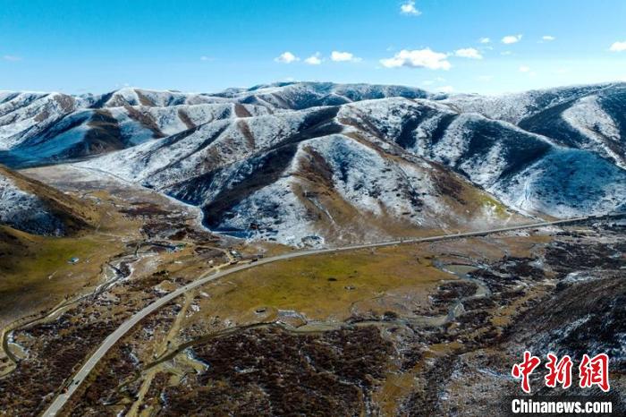 西成高鐵紅原2號隧道出口附近山頭已被雪覆蓋。　劉忠俊 攝