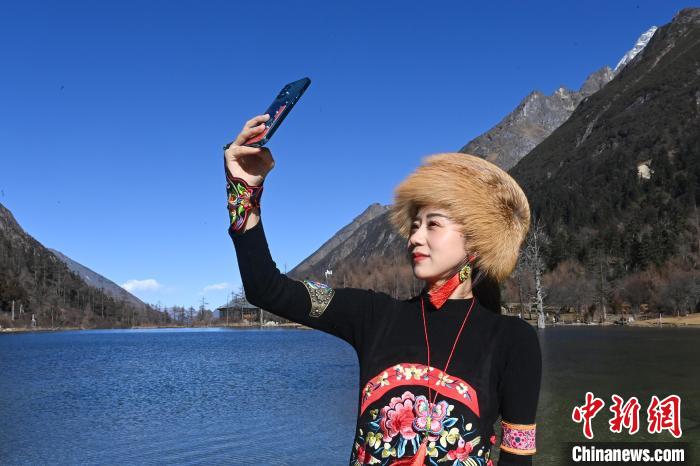 游人在畢棚溝景區拍照留念?！“苍?攝