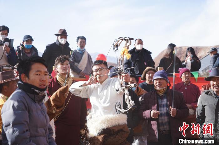 圖為藏族民眾比拼射箭技藝。　馬銘言 攝