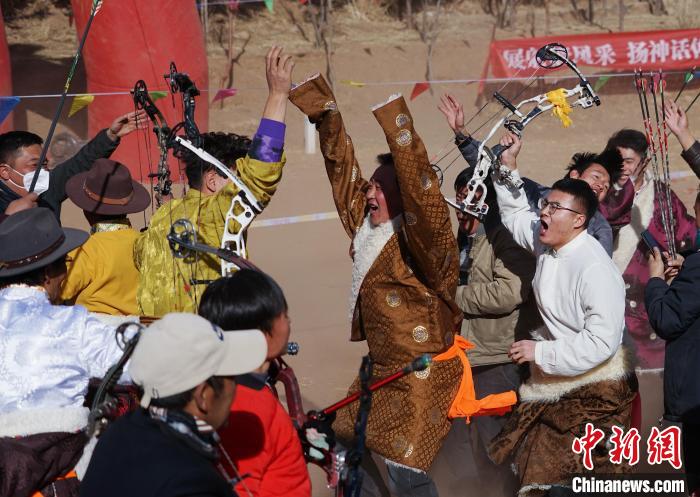 圖為藏族民眾跺腳歡呼慶祝弓箭手射中靶心?！●R銘言 攝