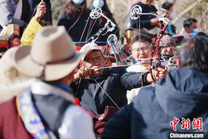 圖為藏族民眾比拼射箭技藝?！●R銘言 攝
