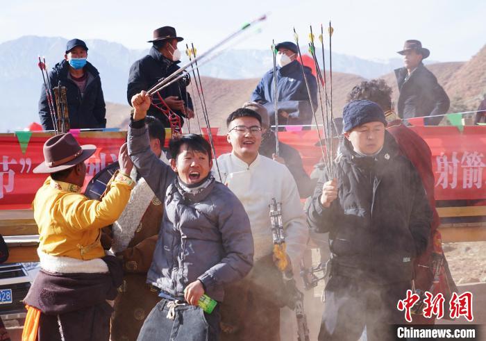 圖為藏族民眾跺腳歡呼慶祝弓箭手射中靶心。　馬銘言 攝