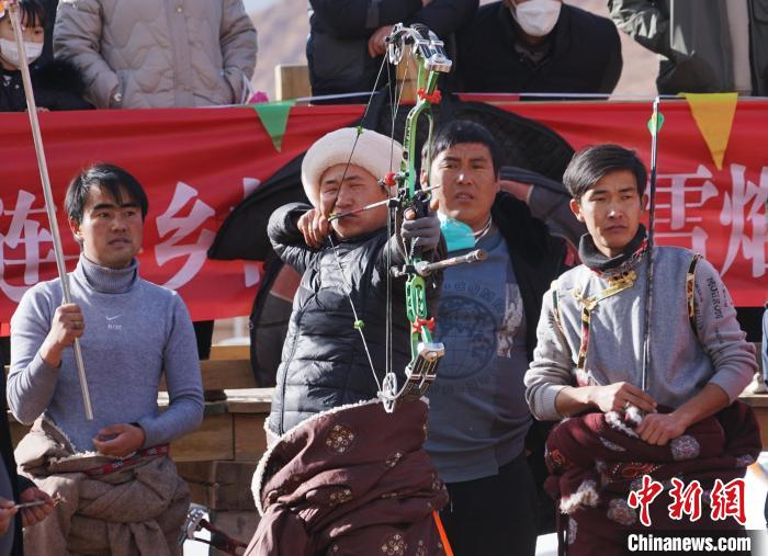 圖為藏族民眾比拼射箭技藝?！●R銘言 攝