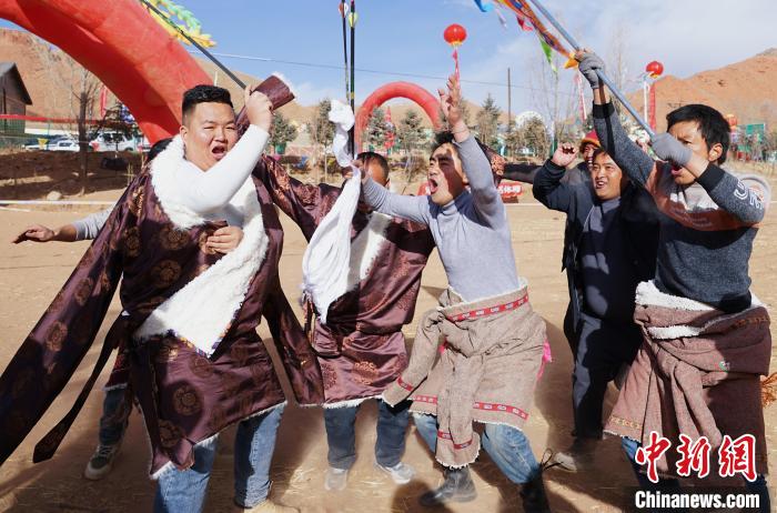 圖為藏族民眾跺腳歡呼慶祝弓箭手射中靶心?！●R銘言 攝