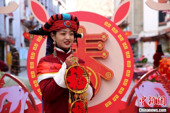 身著嘉絨藏族服飾的丹巴女孩送祝福?！〖o 攝