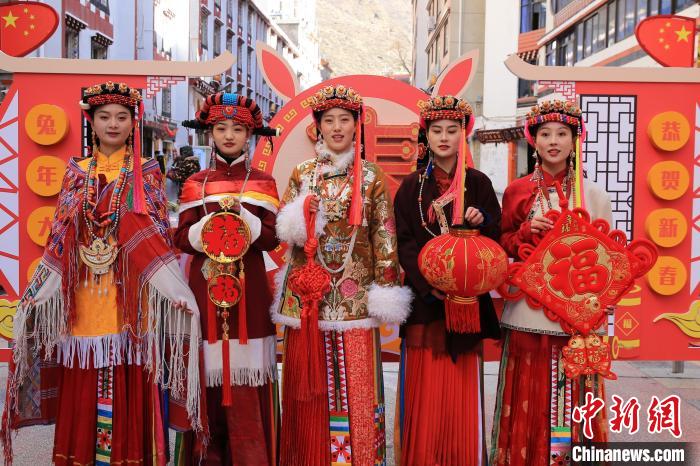 丹巴美女送祝福，迎新年?！±钣腊?攝