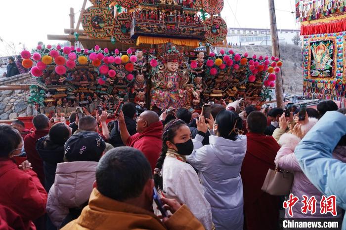 青海塔爾寺：“百年夢境”酥油花吸引近十萬民眾朝佛觀瞻