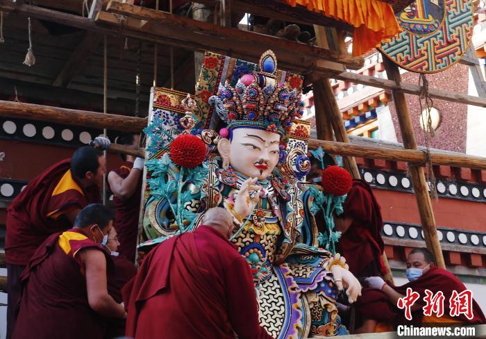 圖為塔爾寺僧人為酥油花搭架子。　馬銘言 攝