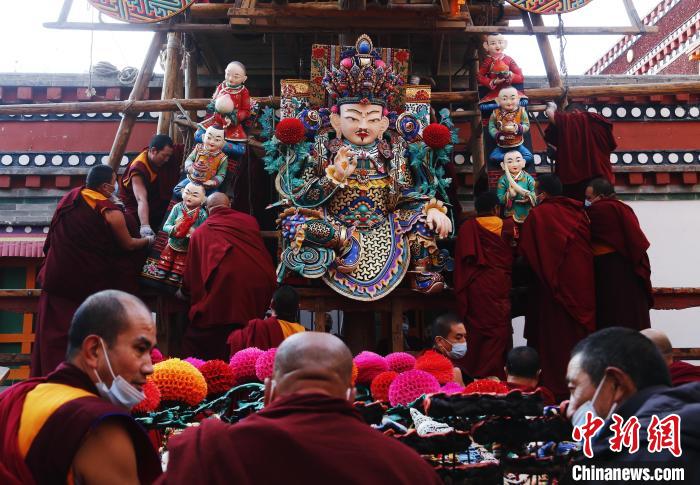 圖為塔爾寺僧人為酥油花搭架子。　馬銘言 攝