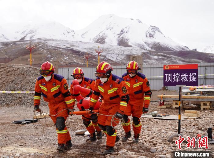 圖為地震實戰(zhàn)拉動現(xiàn)場，參演人員正在轉(zhuǎn)移受傷人員。　玉樹消防供圖