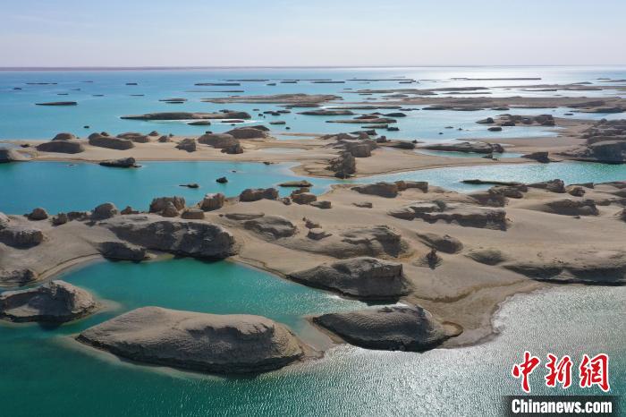 航拍青海大柴旦烏素特水上雅丹奇特景觀。　馬銘言 攝