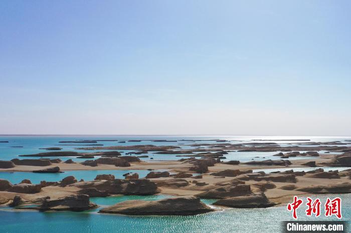 航拍青海大柴旦烏素特水上雅丹奇特景觀?！●R銘言 攝