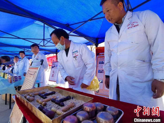 圖為青海省循化縣的國家級非遺項目尤闕療法的器械展示?！執砀?攝