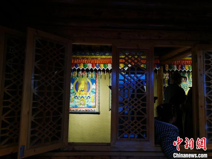 圖為作為展廳的古堡內一座土木二層結構“廊房式”建筑。　張?zhí)砀?攝