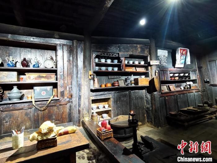 圖為古堡內生活場景展示。　張?zhí)砀?攝
