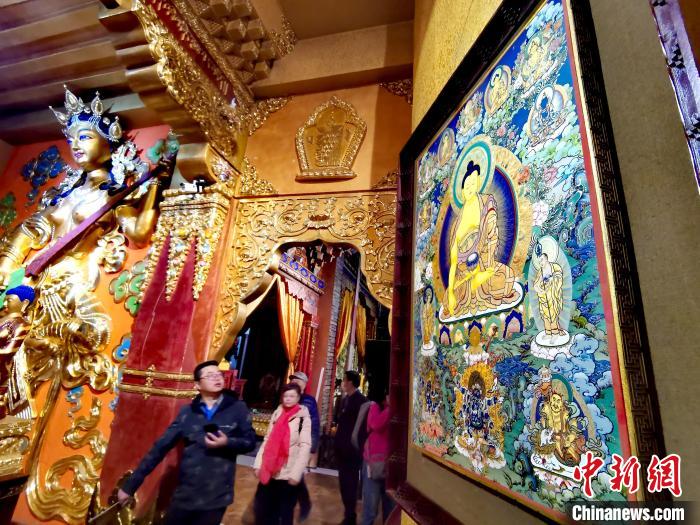 圖為仁俊畫院內(nèi)的唐卡。　張?zhí)砀?攝