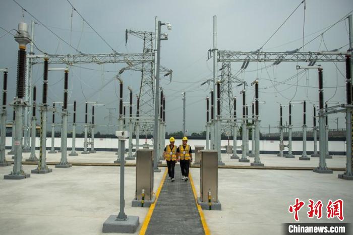 工作人員正在綿竹牽引變電所內巡查設備受電運行情況。　劉忠俊 攝