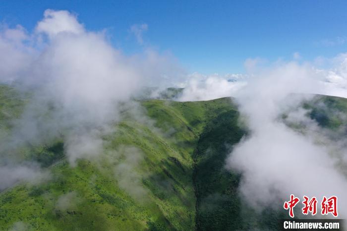 航拍賽來(lái)塘鎮(zhèn)山間云霧繚繞。　馬銘言 攝