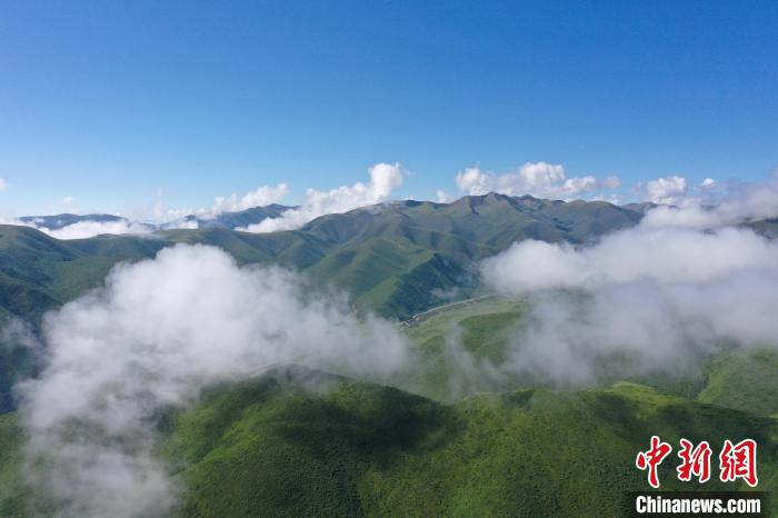 航拍賽來(lái)塘鎮(zhèn)山間云霧繚繞。　馬銘言 攝