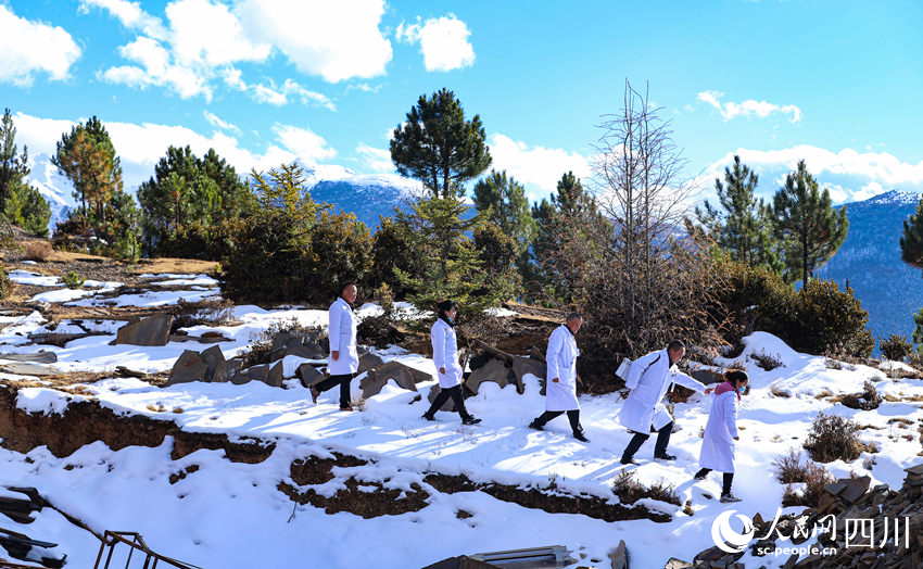 對口幫扶醫(yī)療小分隊(duì)行走在雪地里。劉學(xué)懿攝