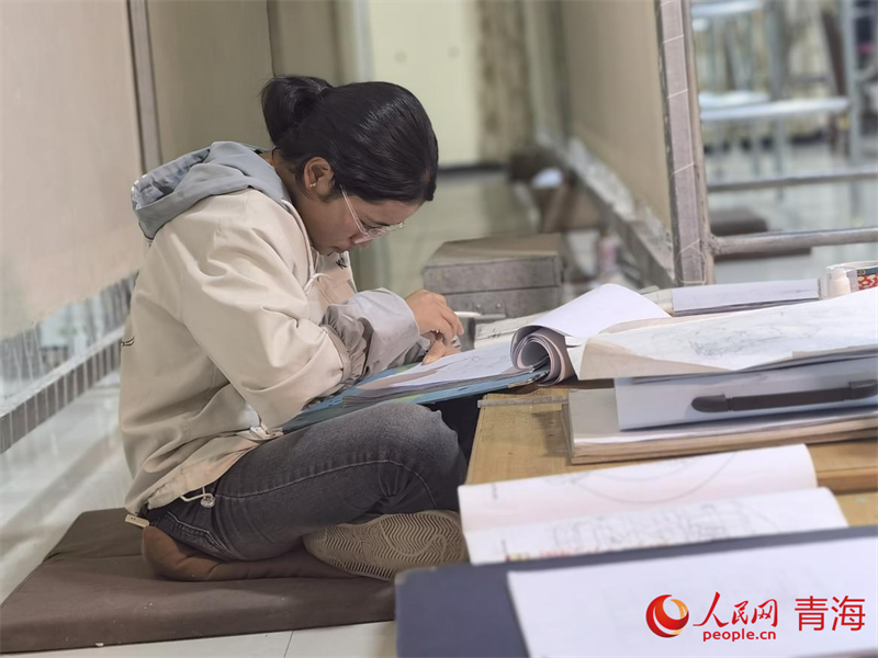 正在學習畫底稿的尕讓旺姆。人民網 陳明菊攝