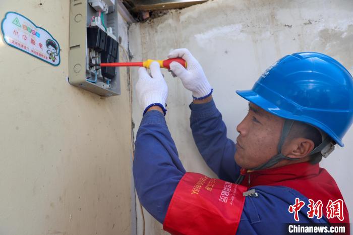 青海湖畔點亮萬家燈火的藏漢雙語“電力衛士”