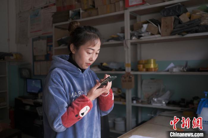 正在快遞站點內(nèi)忙碌的楊莉春。　何蓬磊 攝
