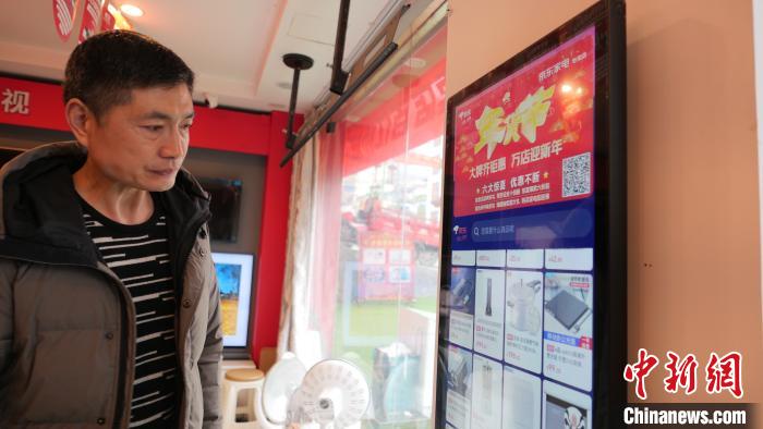 圖為店內(nèi)放置的可在線選購(gòu)商品的觸摸電子展示屏。　謝牧 攝