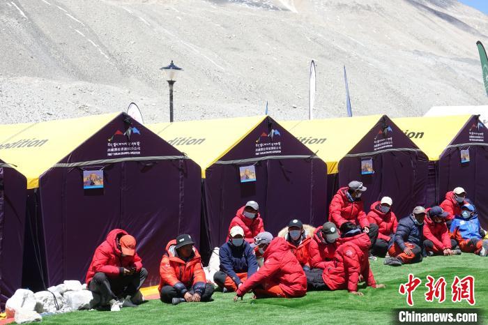 5月9日，登山隊(duì)員在珠峰北坡登山大本營(yíng)歇息。　冉文娟 攝